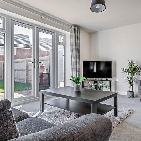 Beautiful And Comfortable Home Away From Home With Free Parking, Fast Wifi And White Crisp Hotel Standard Linen Hosted By Our Home Short Stays Northampton Exterior photo