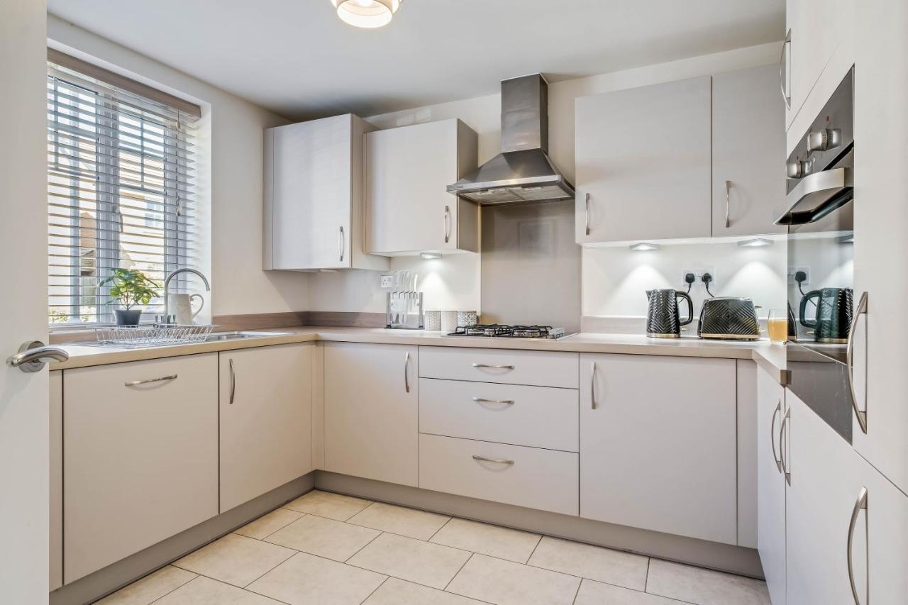 Beautiful And Comfortable Home Away From Home With Free Parking, Fast Wifi And White Crisp Hotel Standard Linen Hosted By Our Home Short Stays Northampton Exterior photo