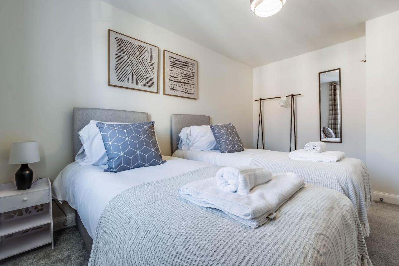 Beautiful And Comfortable Home Away From Home With Free Parking, Fast Wifi And White Crisp Hotel Standard Linen Hosted By Our Home Short Stays Northampton Exterior photo