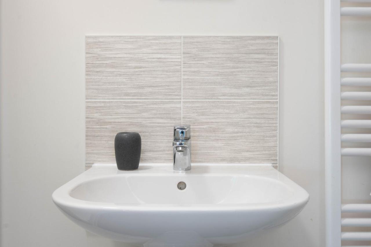 Beautiful And Comfortable Home Away From Home With Free Parking, Fast Wifi And White Crisp Hotel Standard Linen Hosted By Our Home Short Stays Northampton Exterior photo