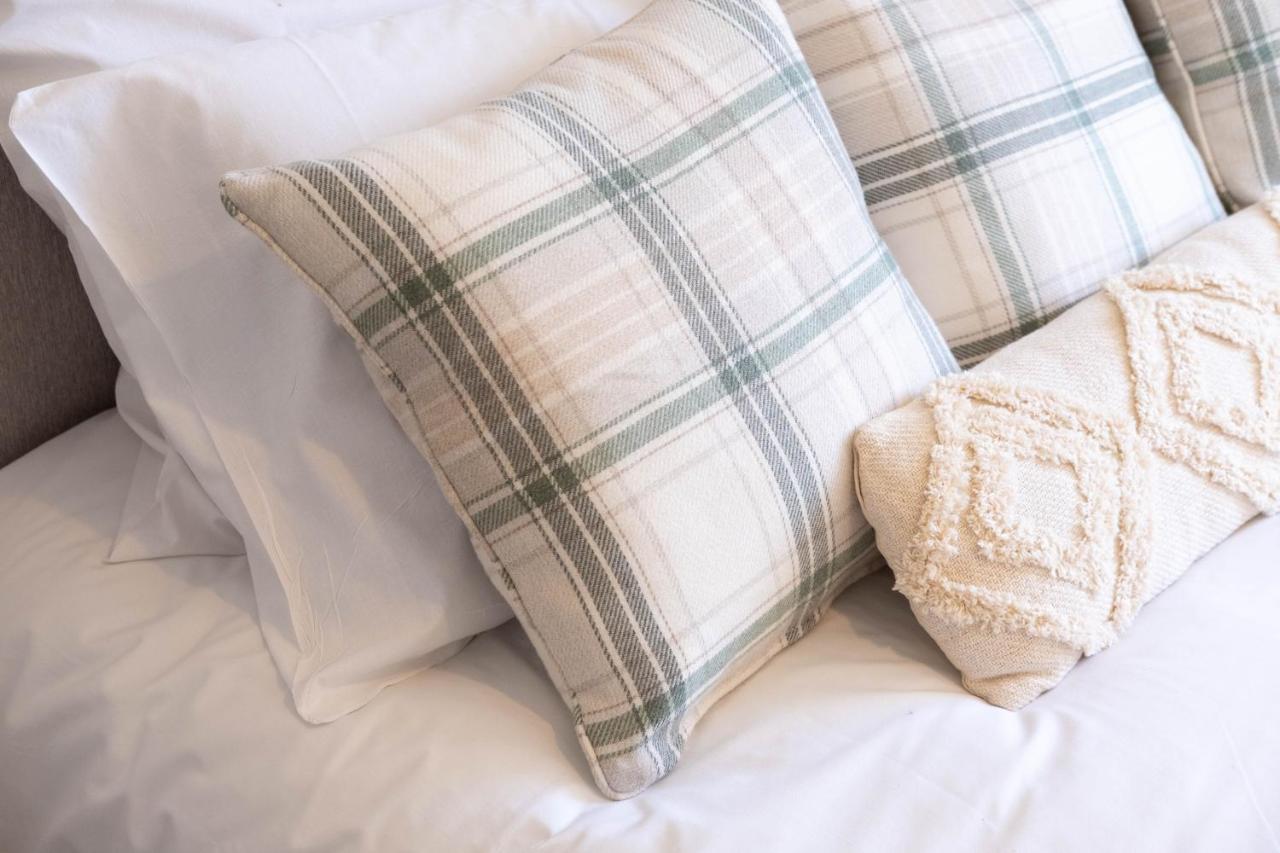Beautiful And Comfortable Home Away From Home With Free Parking, Fast Wifi And White Crisp Hotel Standard Linen Hosted By Our Home Short Stays Northampton Exterior photo