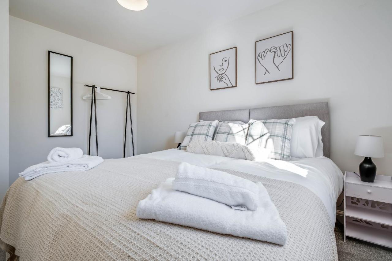 Beautiful And Comfortable Home Away From Home With Free Parking, Fast Wifi And White Crisp Hotel Standard Linen Hosted By Our Home Short Stays Northampton Exterior photo