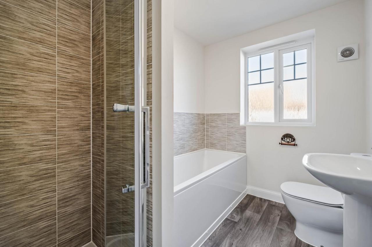 Beautiful And Comfortable Home Away From Home With Free Parking, Fast Wifi And White Crisp Hotel Standard Linen Hosted By Our Home Short Stays Northampton Exterior photo